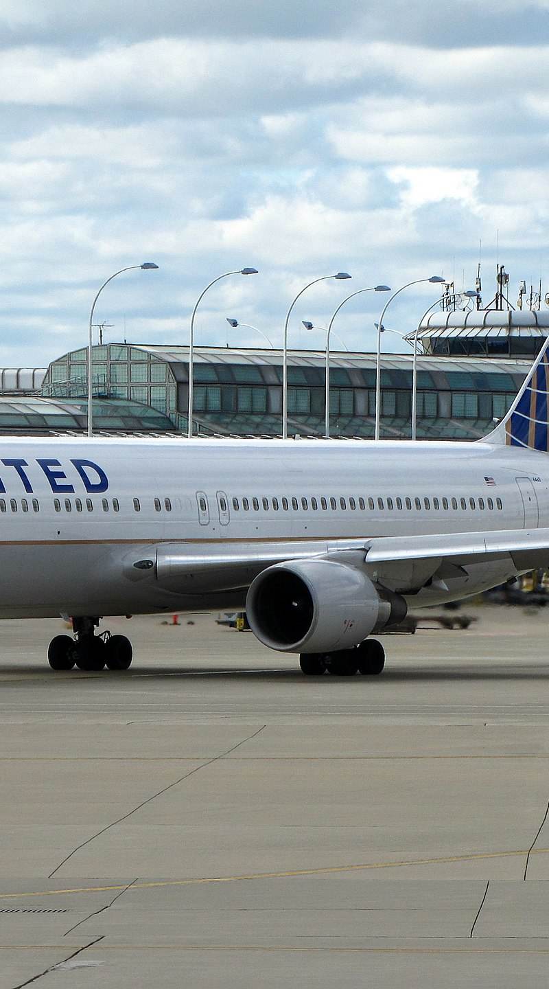 N663UA - Twin-engine aircraft
