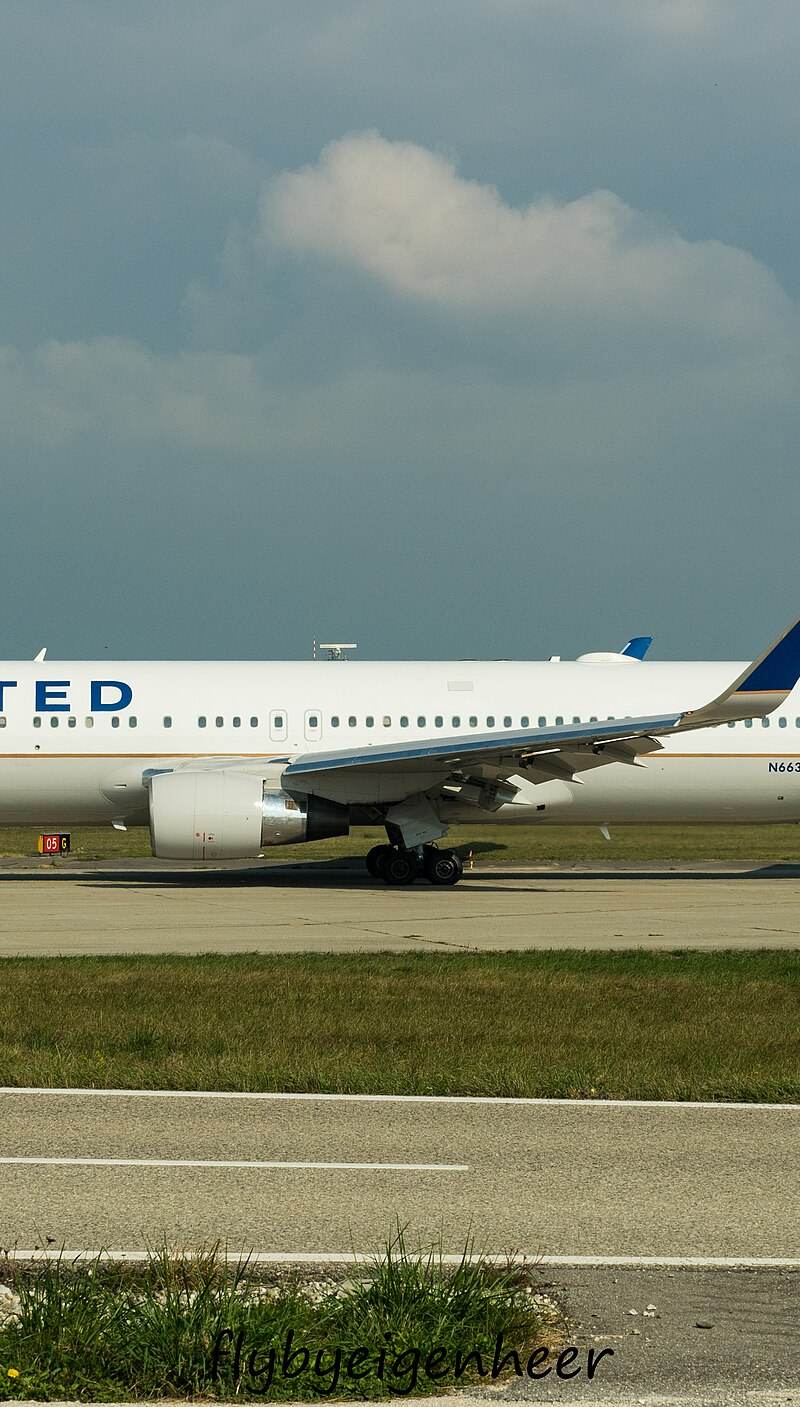 N663UA - Twin-engine aircraft