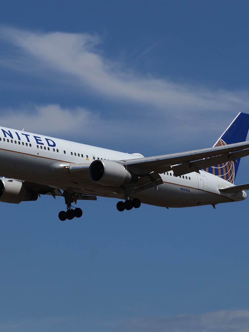 N663UA - Twin-engine aircraft