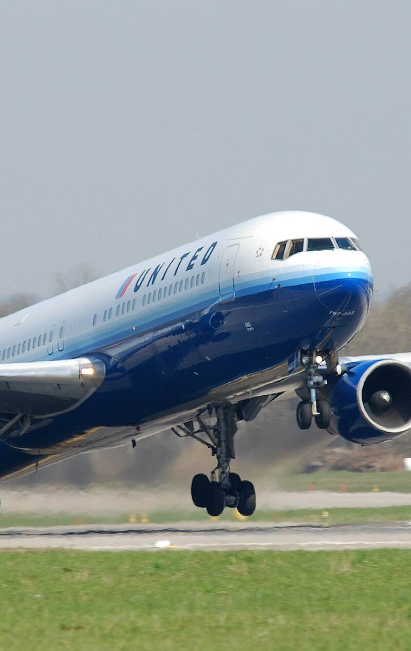 N663UA - Twin-engine aircraft