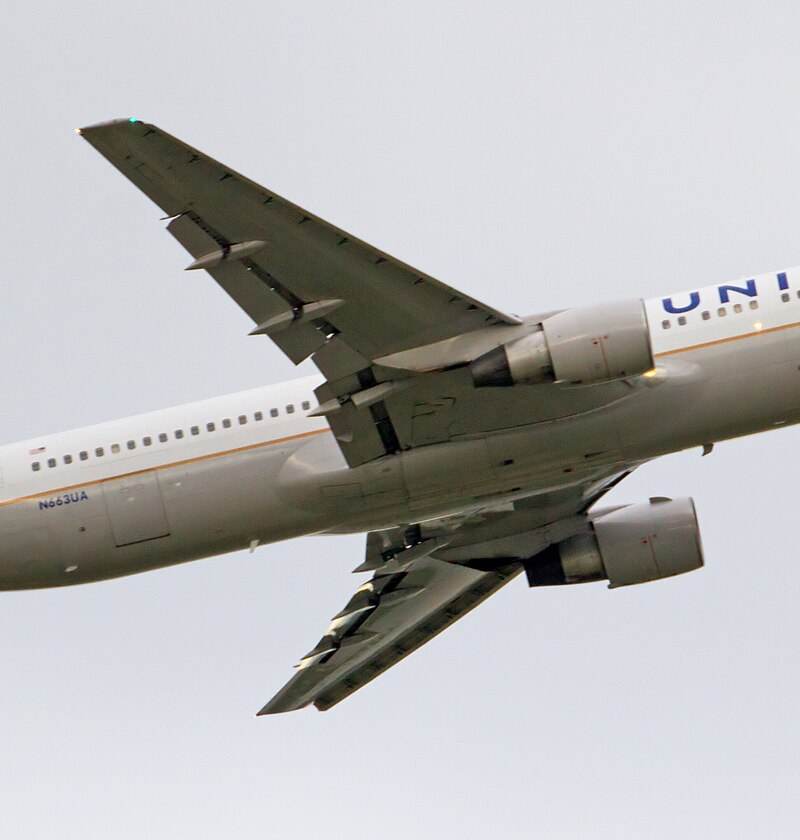 N663UA - Twin-engine aircraft