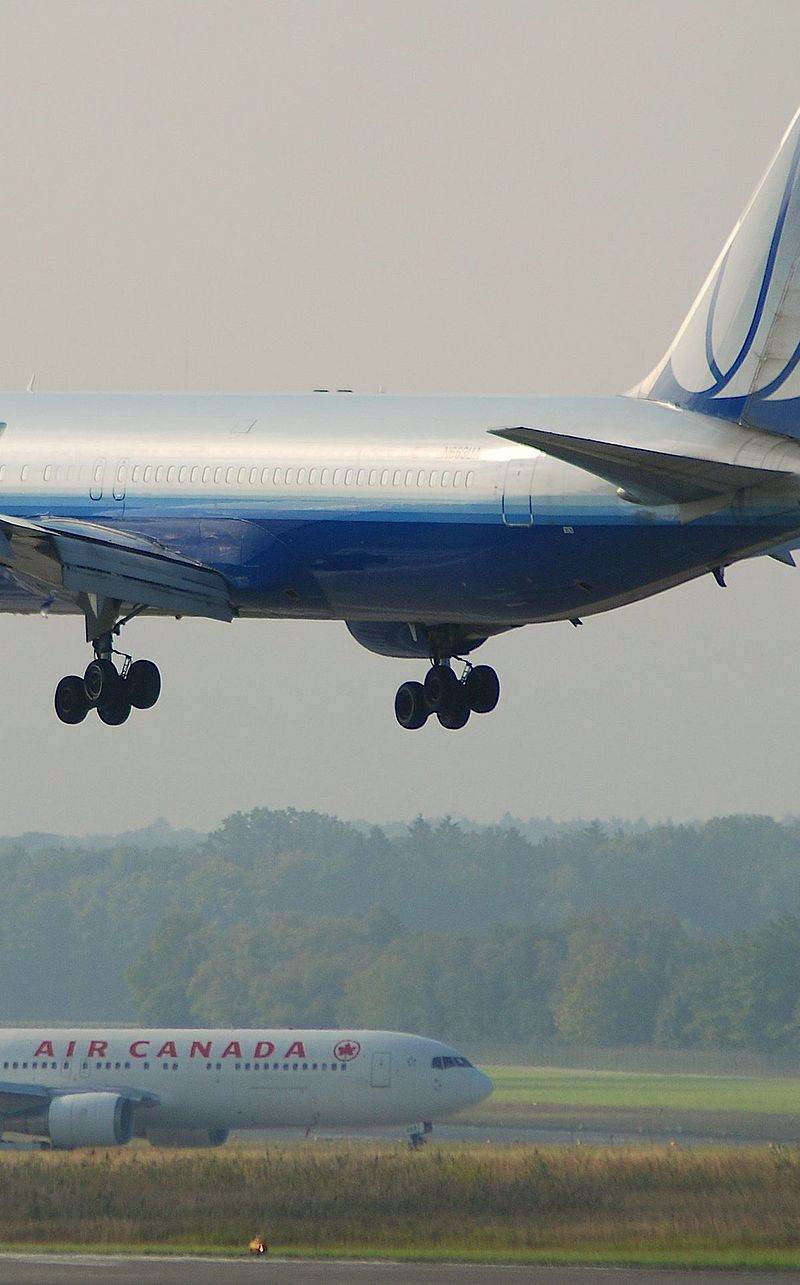 N663UA - Twin-engine aircraft