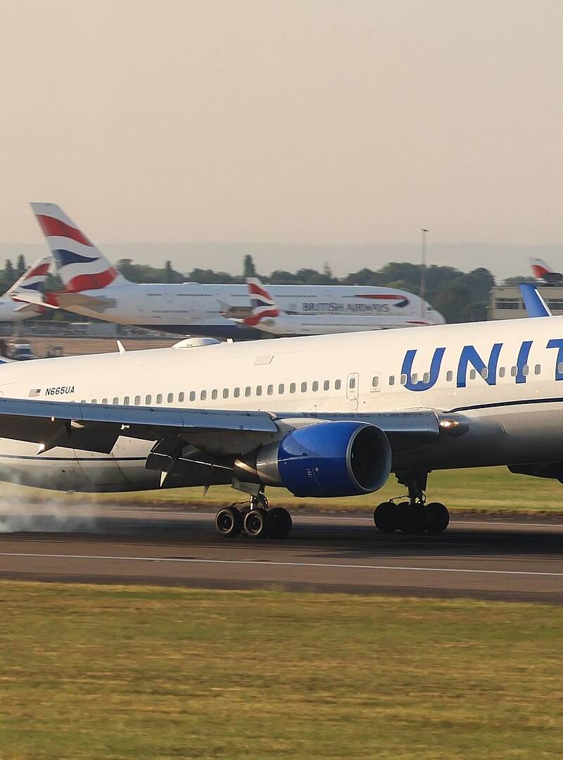 N665UA - Twin-engine aircraft