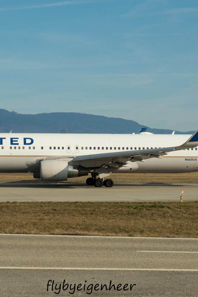 N665UA - Twin-engine aircraft