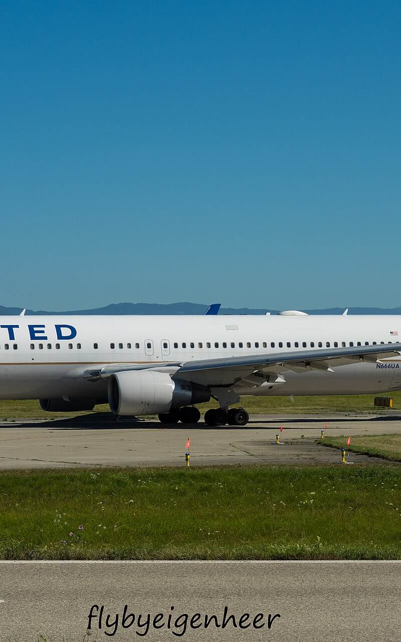 N666UA - Twin-engine aircraft