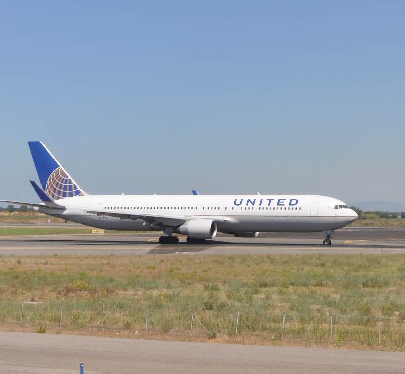N666UA - Twin-engine aircraft