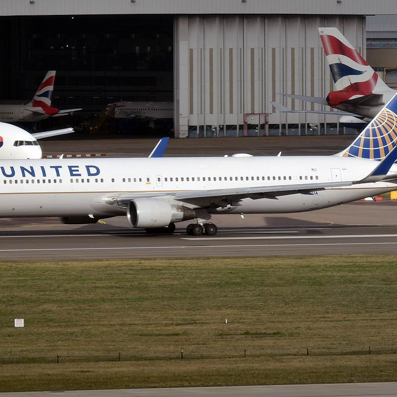 N666UA - Twin-engine aircraft