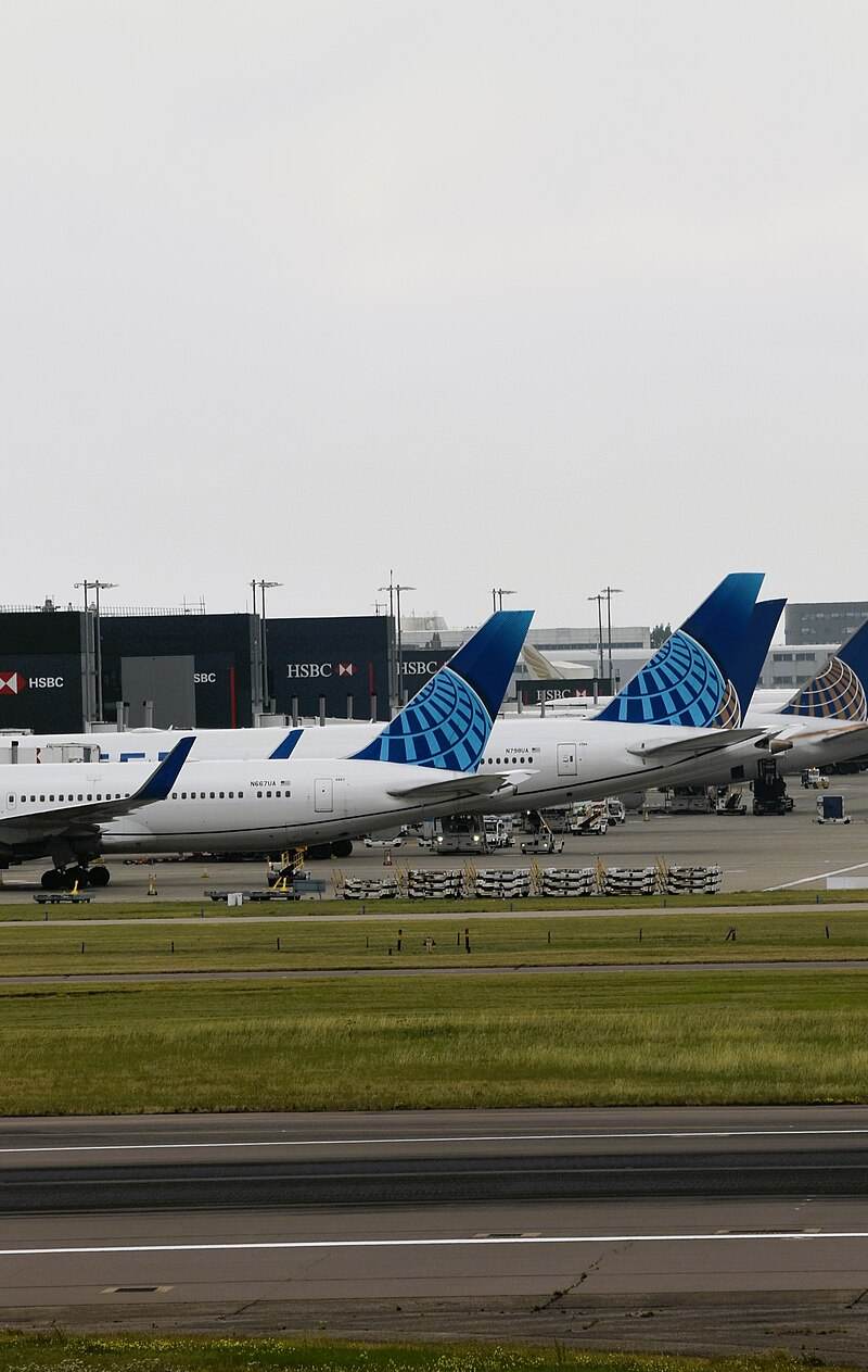 N667UA - Twin-engine aircraft