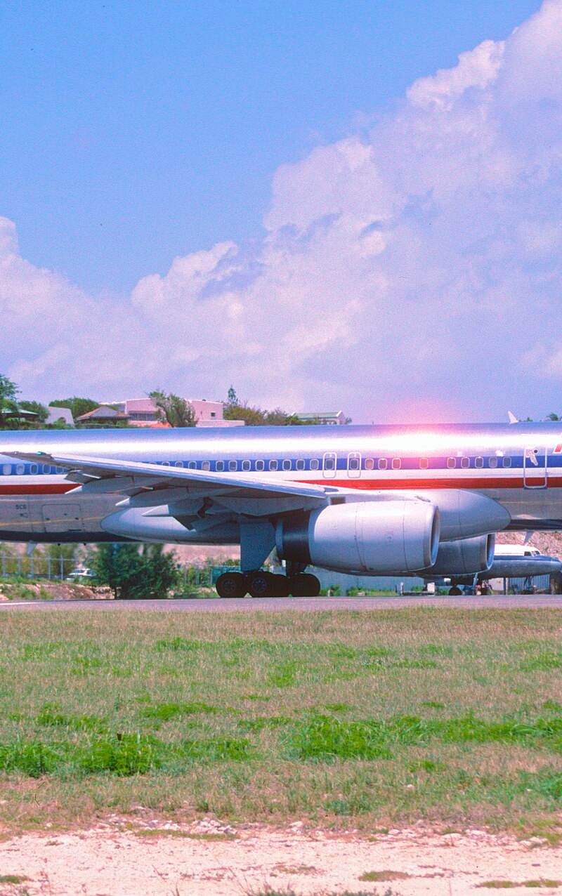N668AA - Twin-engine aircraft
