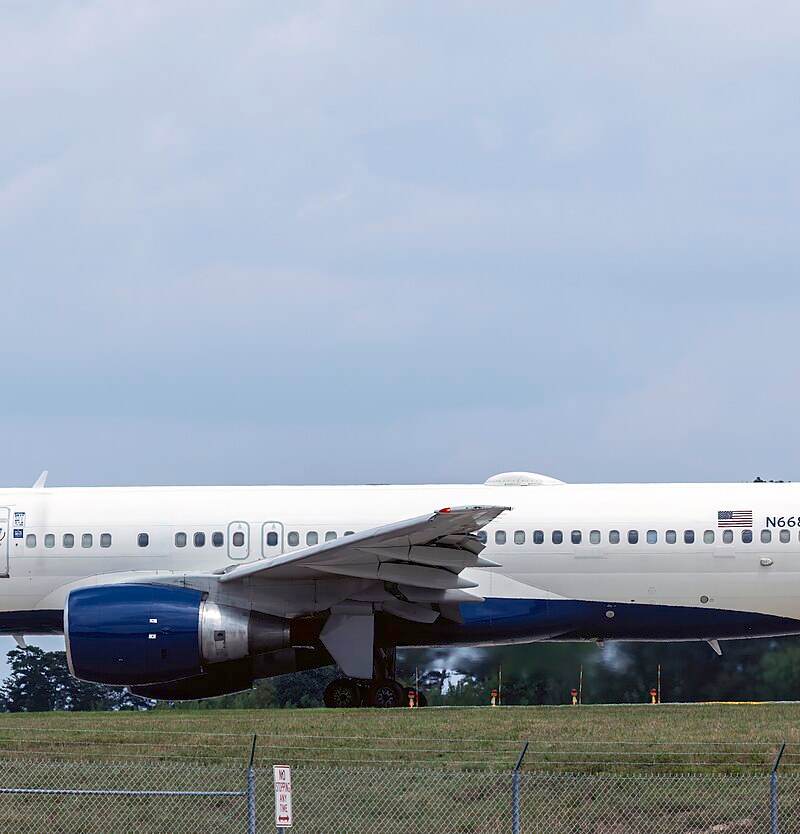 N668DN - Twin-engine aircraft