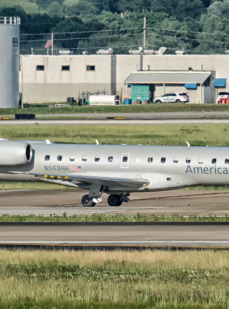 N668HH - Embraer