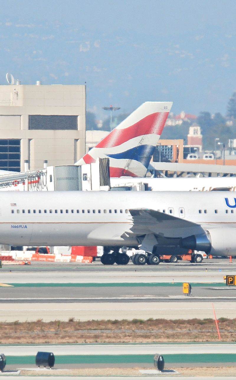 N669UA - Twin-engine aircraft