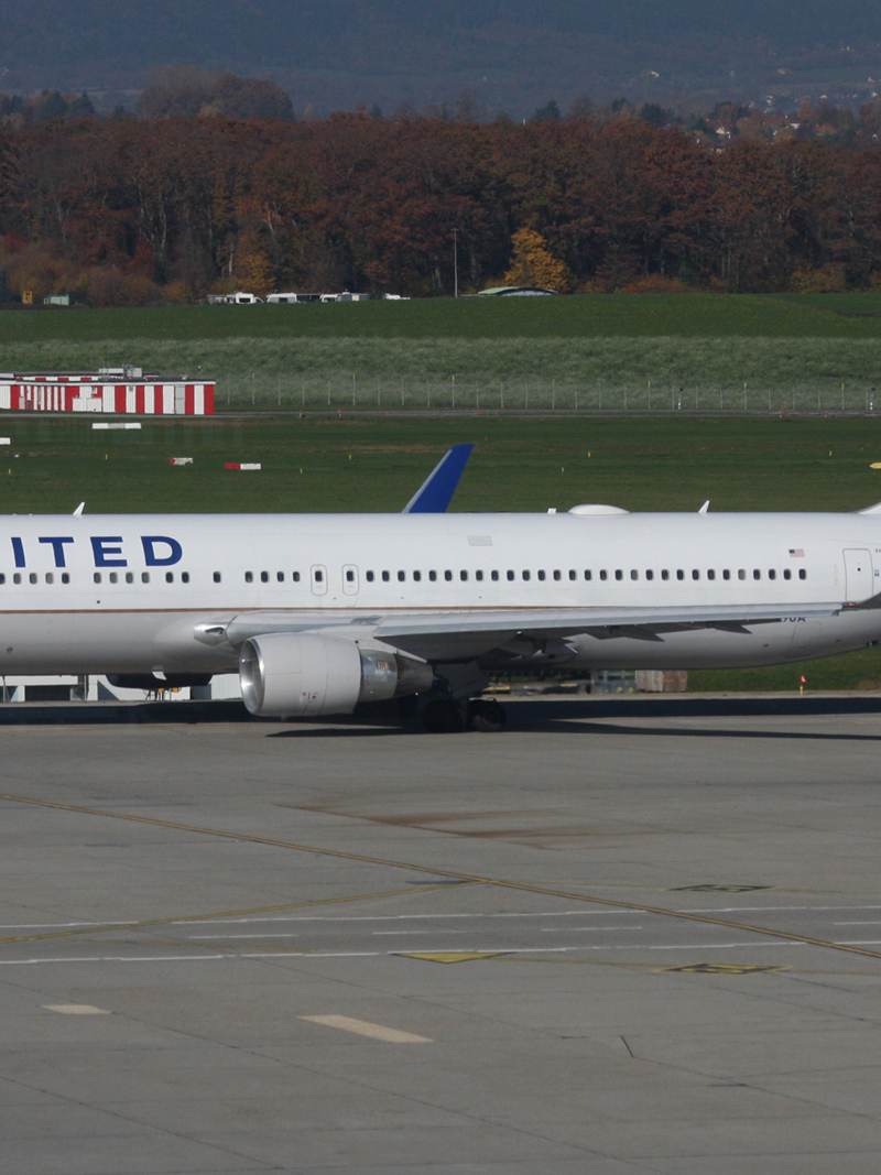 N669UA - Twin-engine aircraft