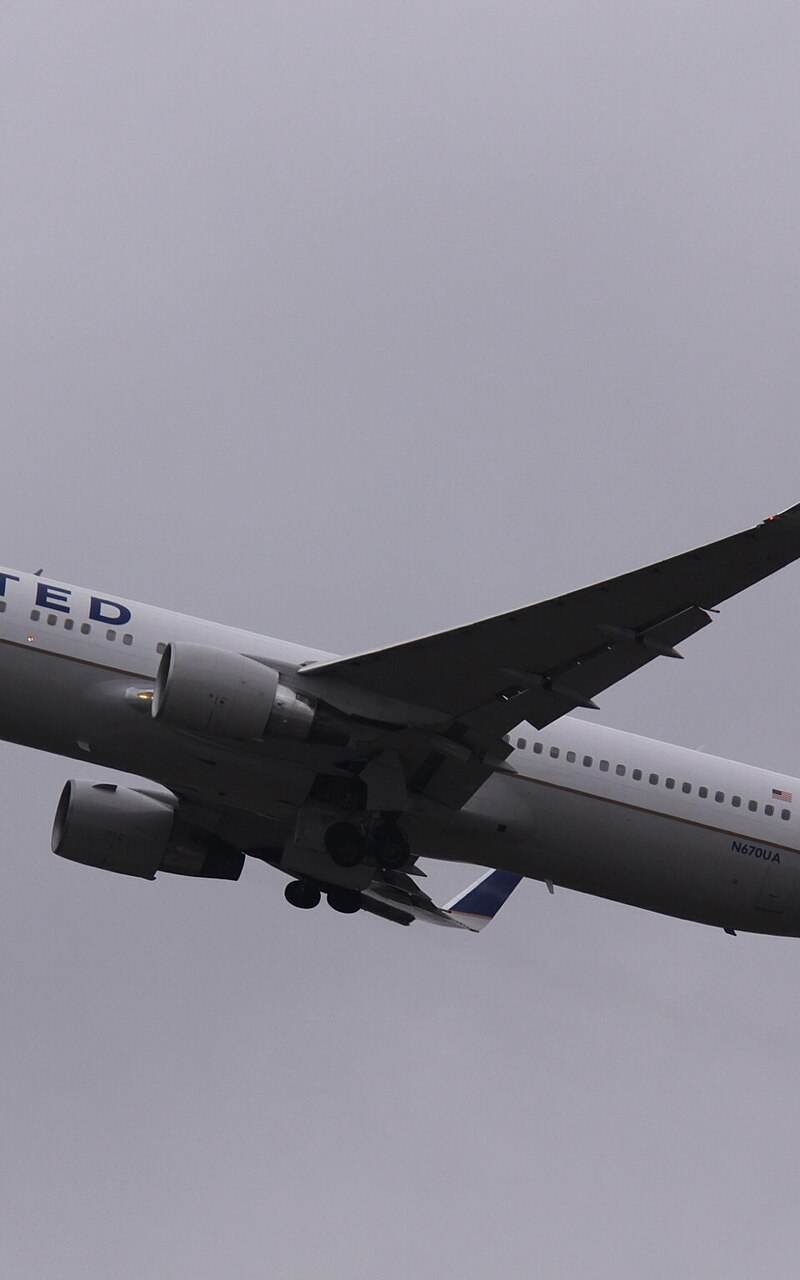 N670UA - Twin-engine aircraft