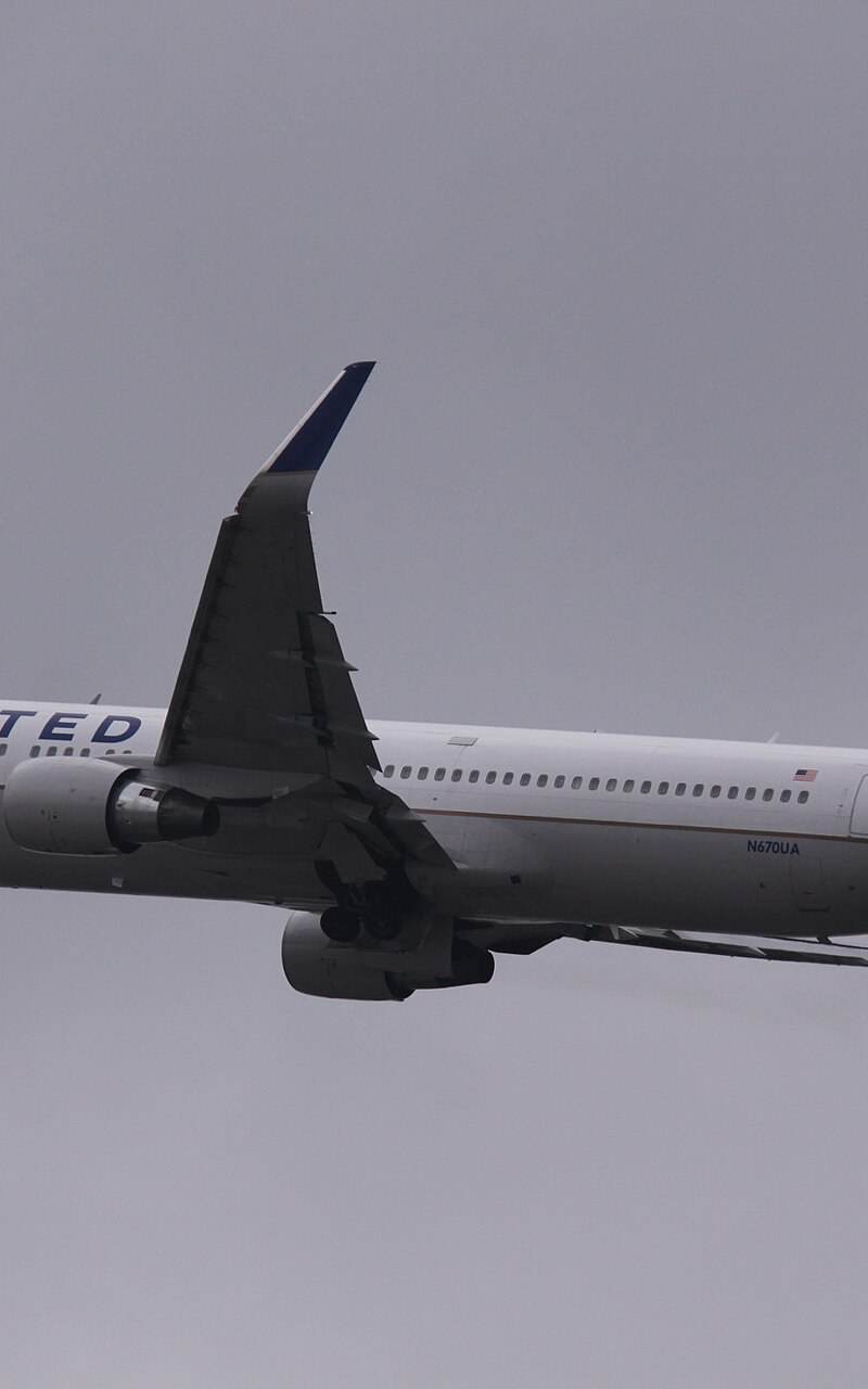 N670UA - Twin-engine aircraft