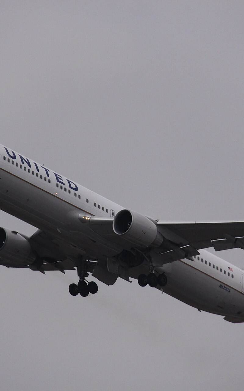 N670UA - Twin-engine aircraft