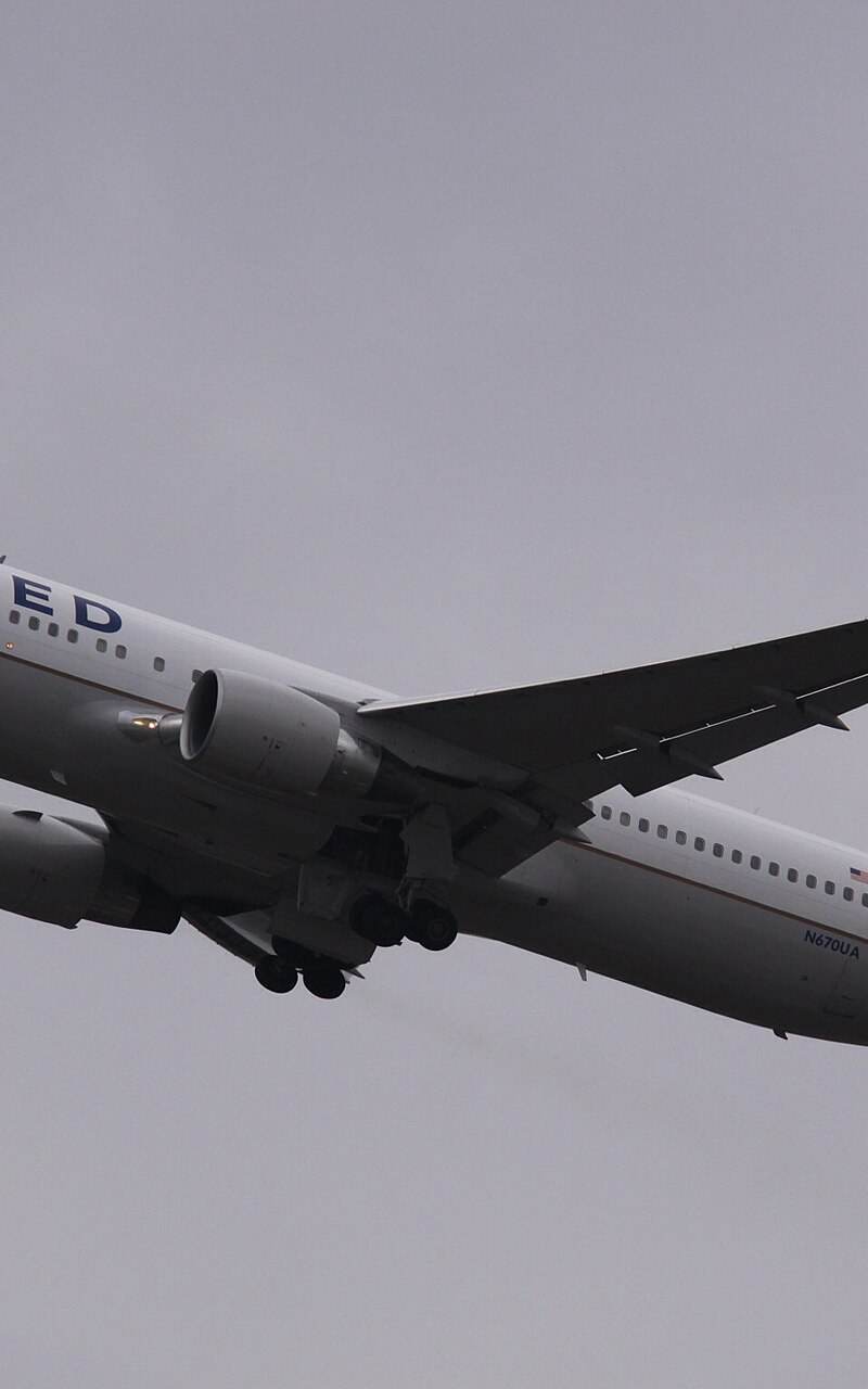 N670UA - Twin-engine aircraft