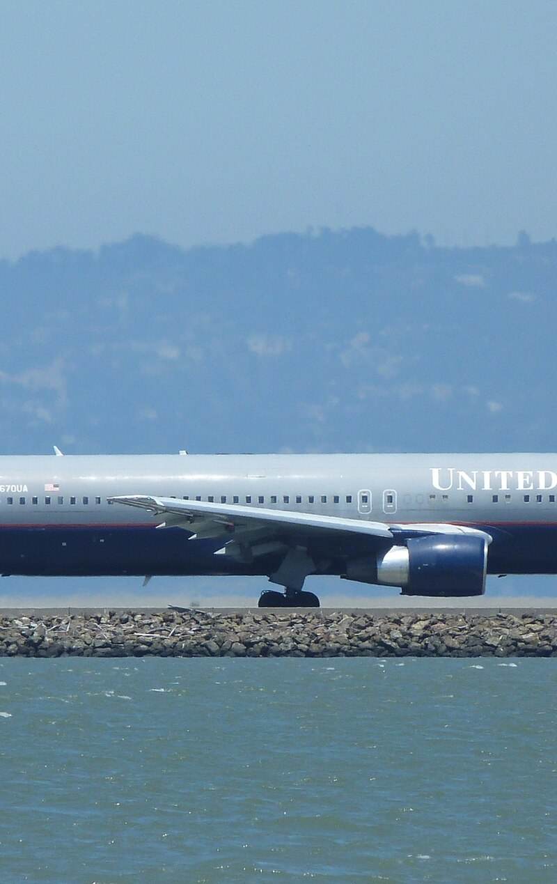 N670UA - Twin-engine aircraft