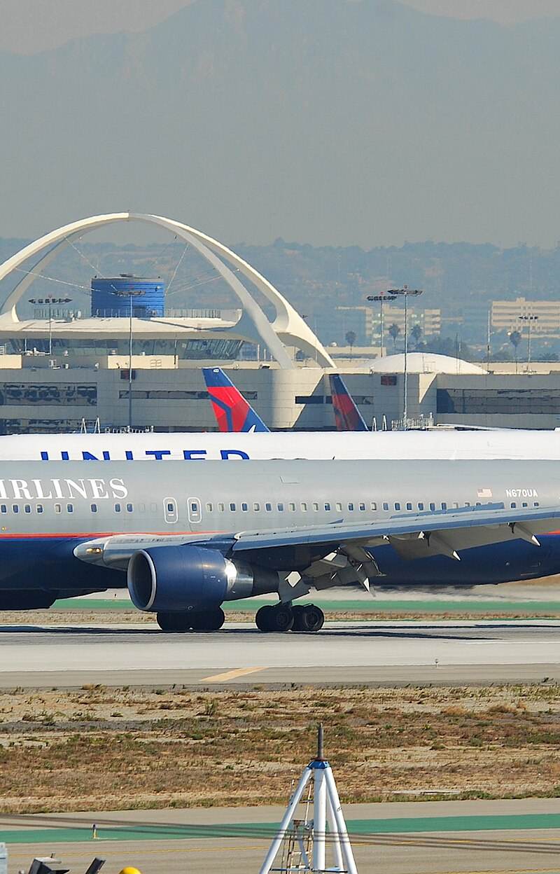 N670UA - Twin-engine aircraft