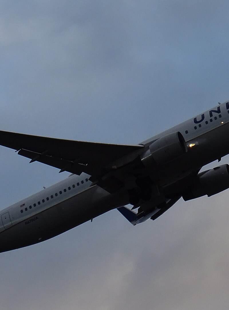N670UA - Twin-engine aircraft