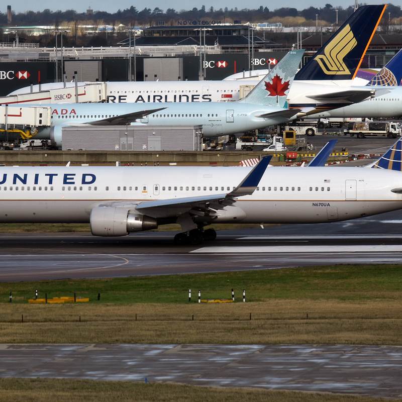 N670UA - Twin-engine aircraft