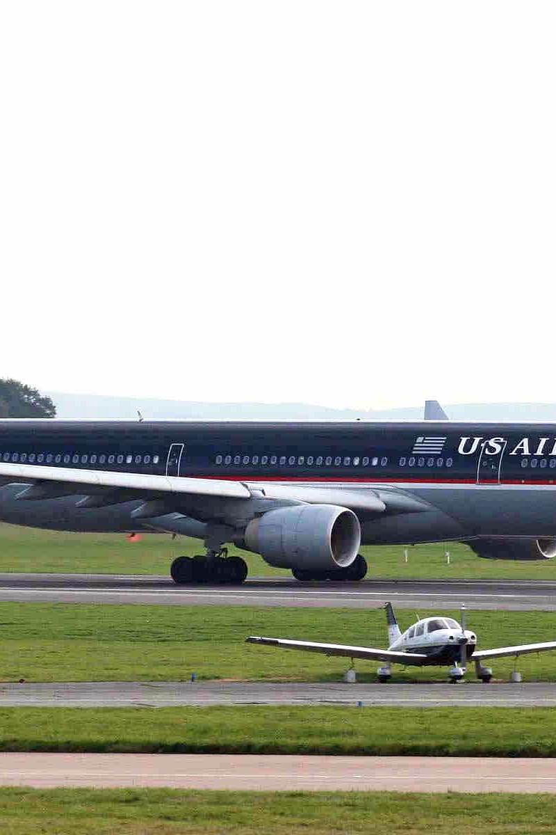 N671UW - Twin-engine aircraft