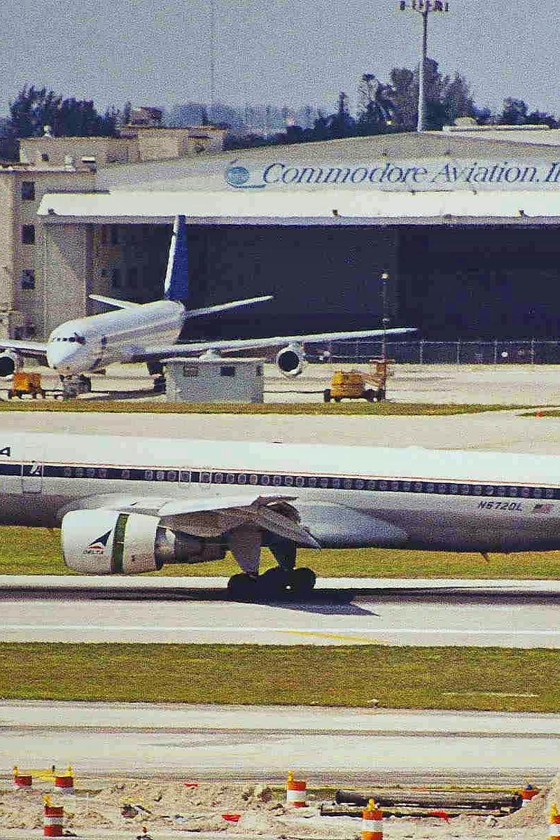 N672DL - Twin-engine aircraft