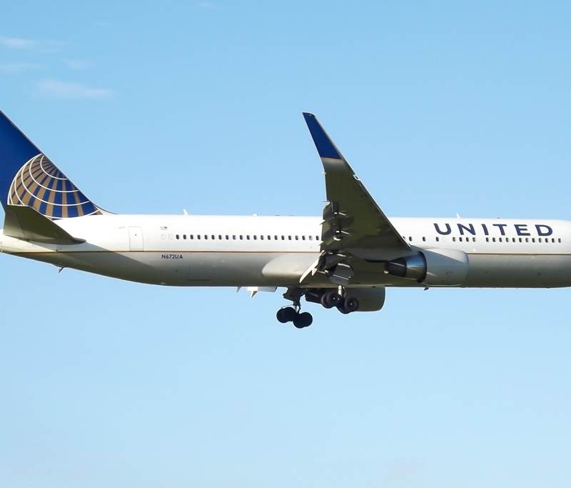 N672UA - Twin-engine aircraft