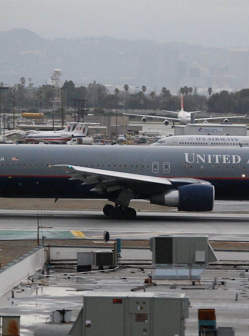 N672UA - Twin-engine aircraft