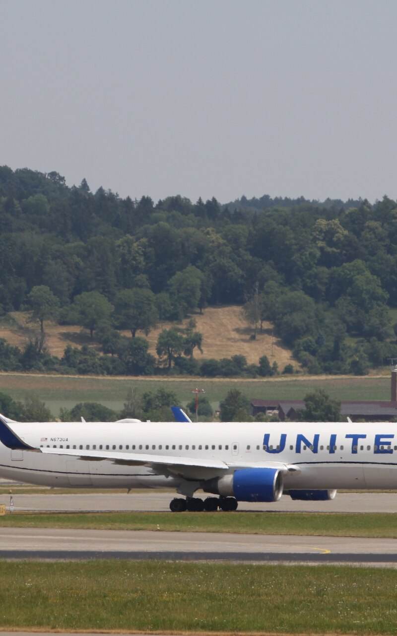 N673UA - Twin-engine aircraft