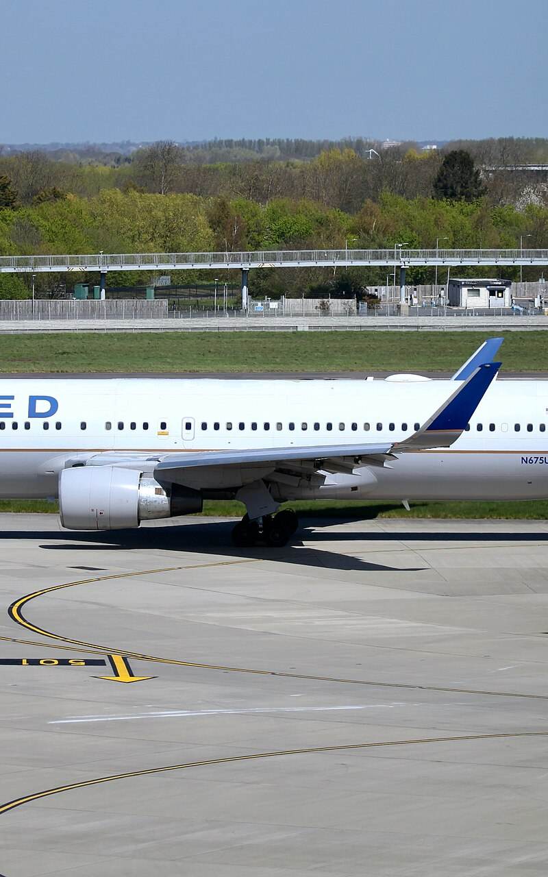 N675UA - Twin-engine aircraft