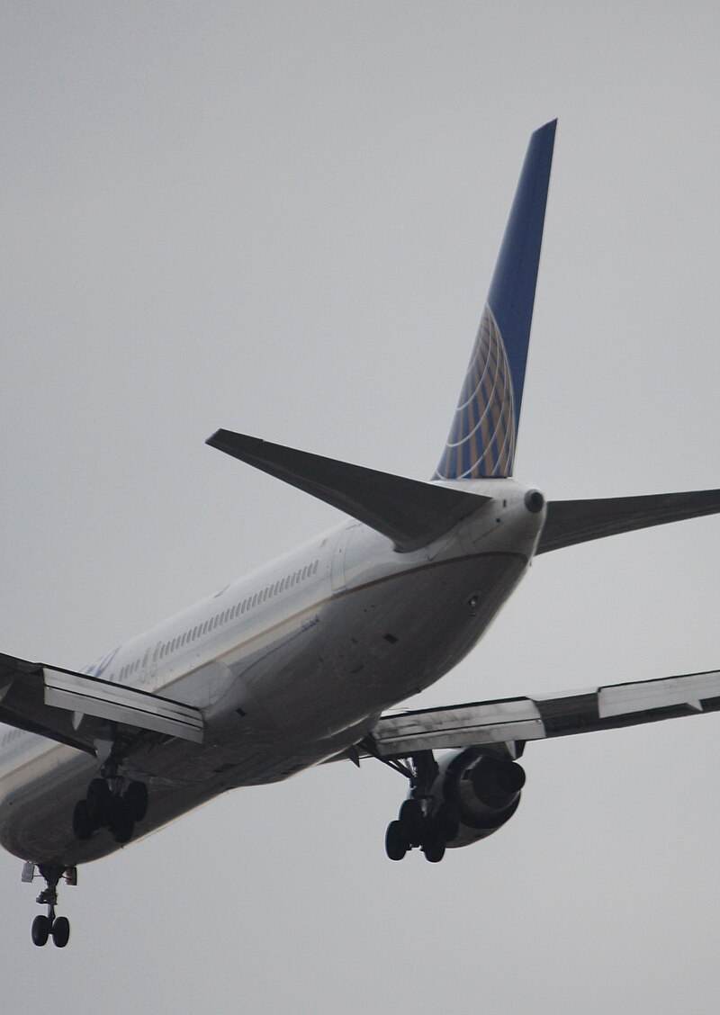 N675UA - Twin-engine aircraft
