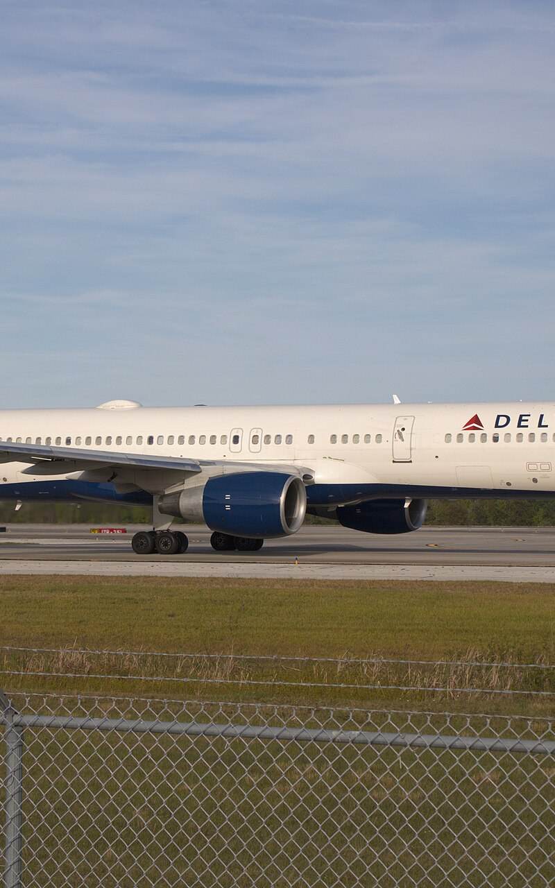 N676DL - Twin-engine aircraft