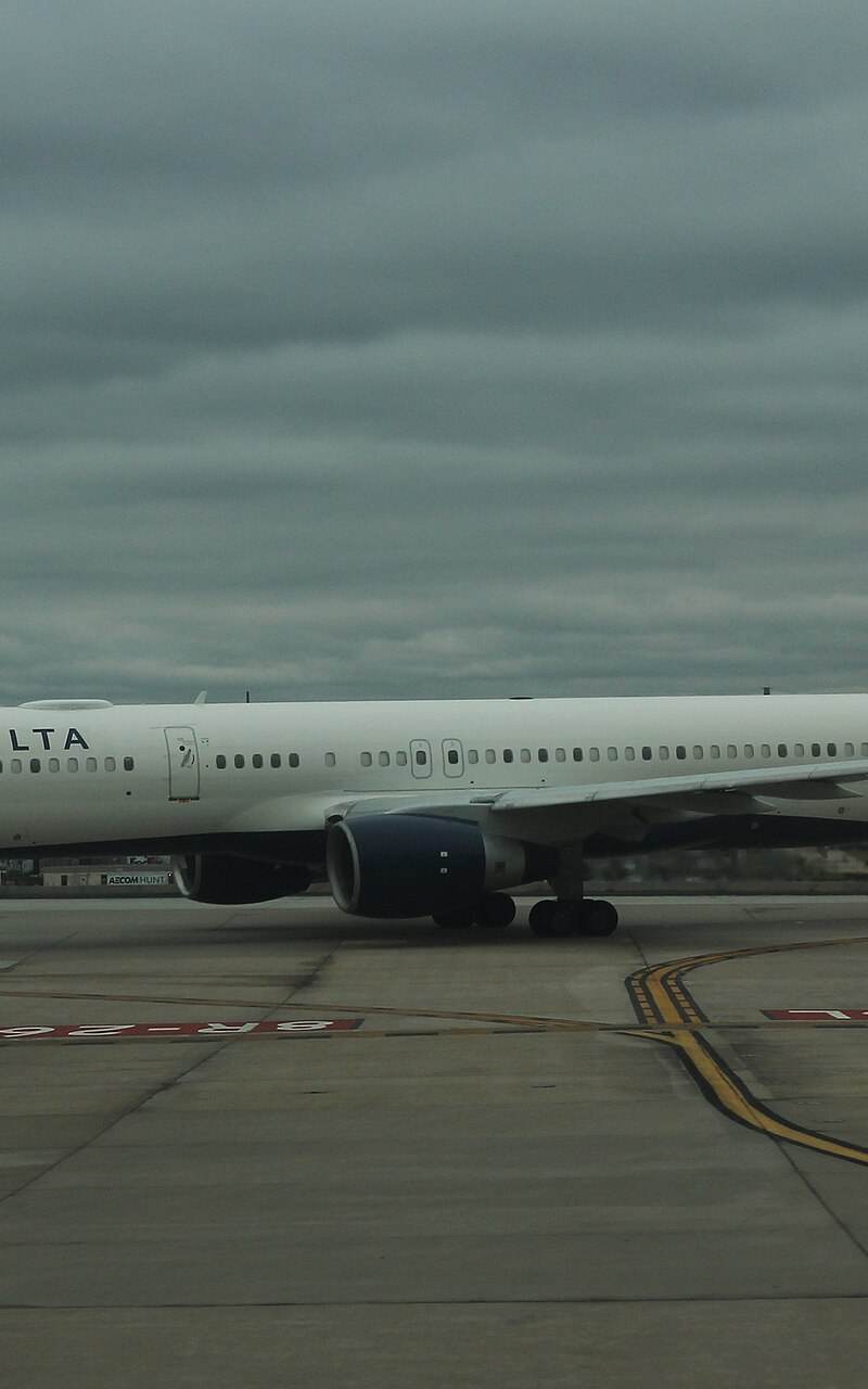 N676DL - Twin-engine aircraft