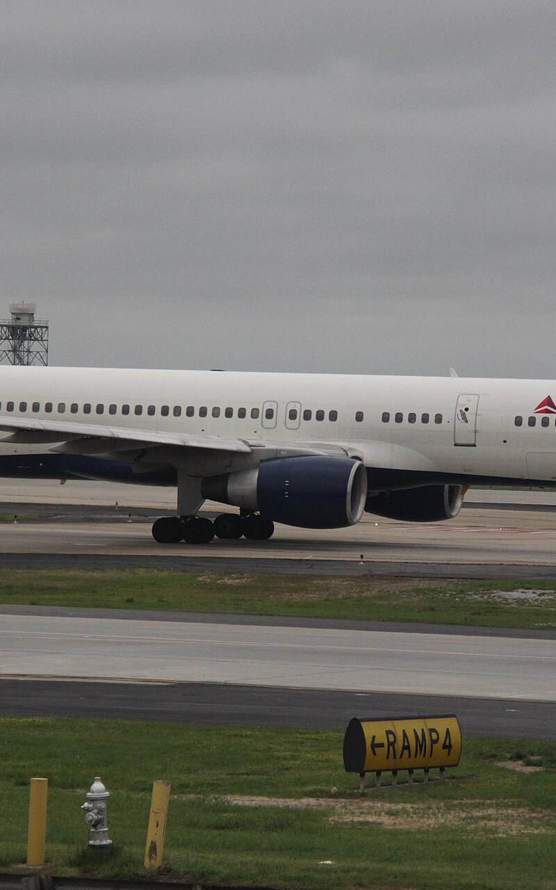 N676DL - Twin-engine aircraft