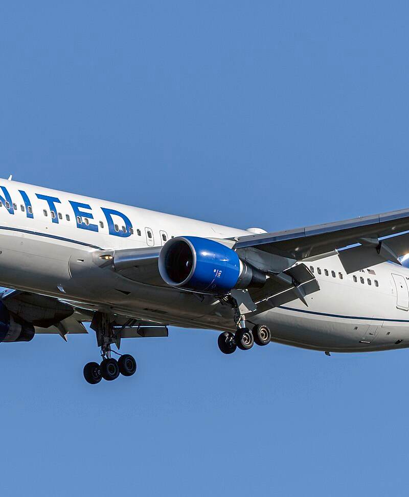 N676UA - Twin-engine aircraft