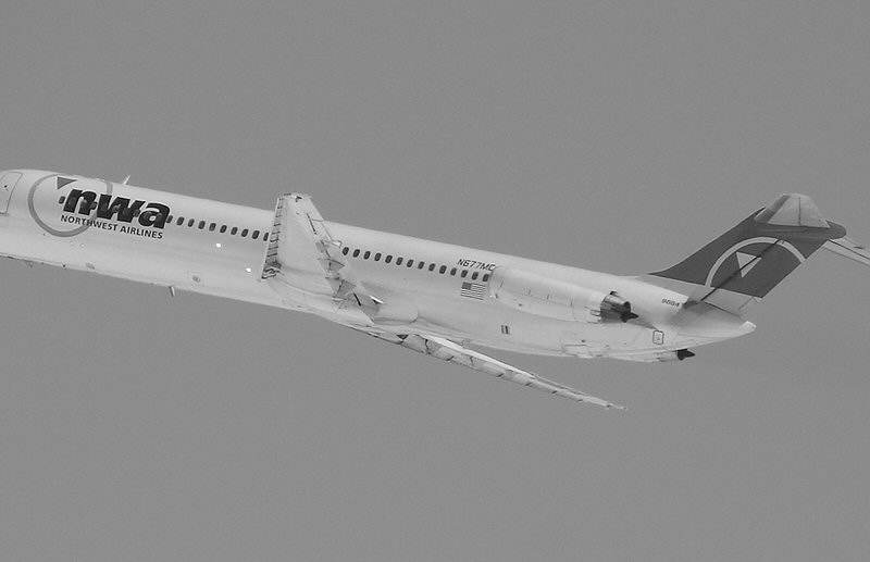 N677MC - Douglas