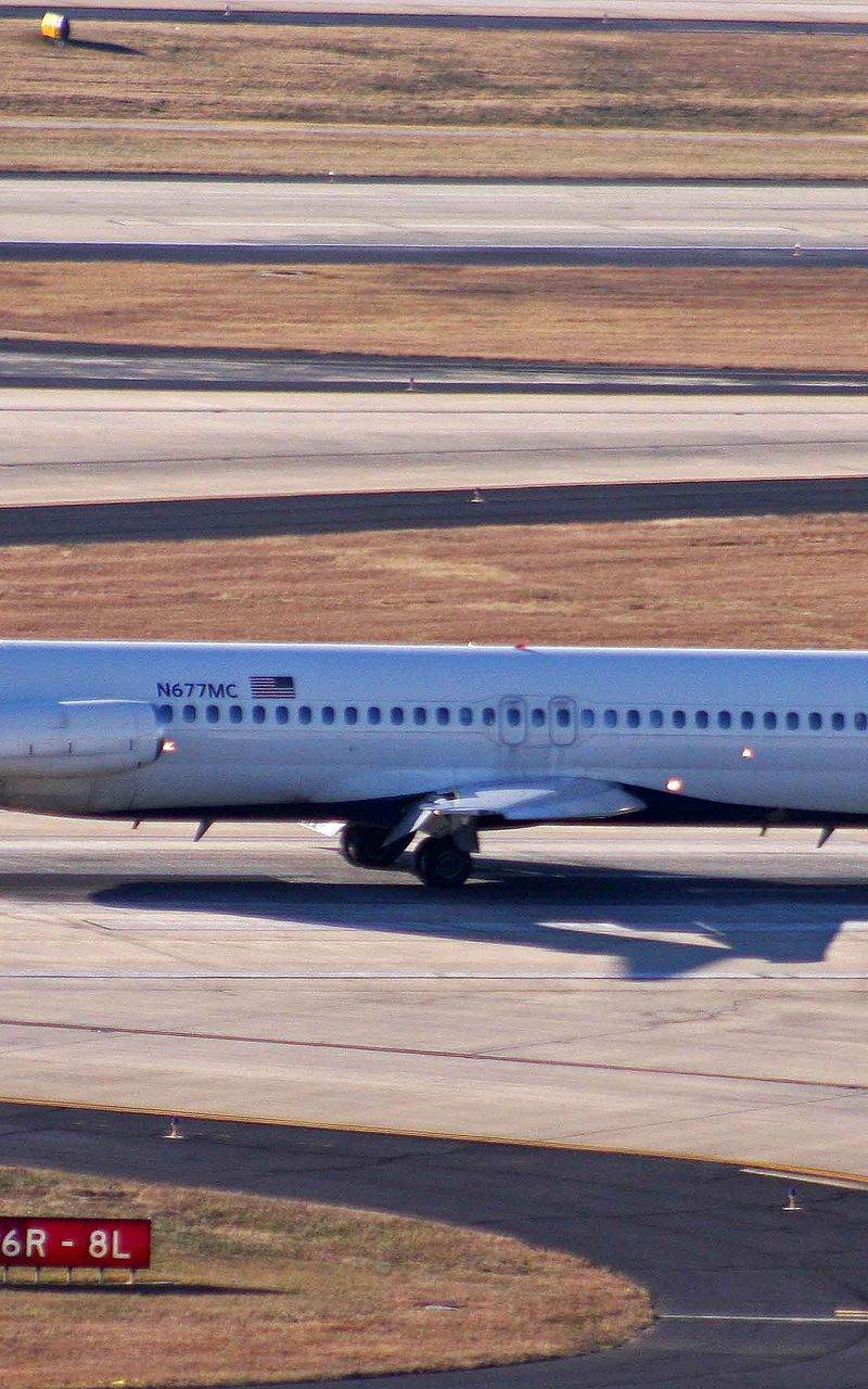 N677MC - Douglas