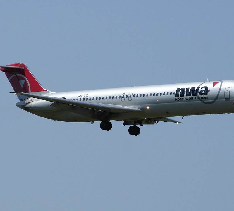 N677MC - Douglas