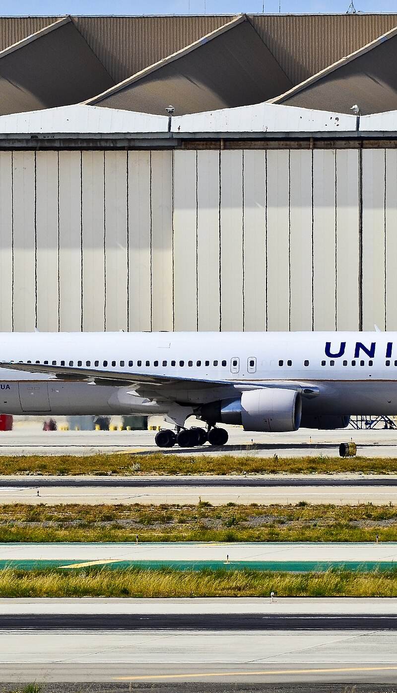 N677UA - Boeing