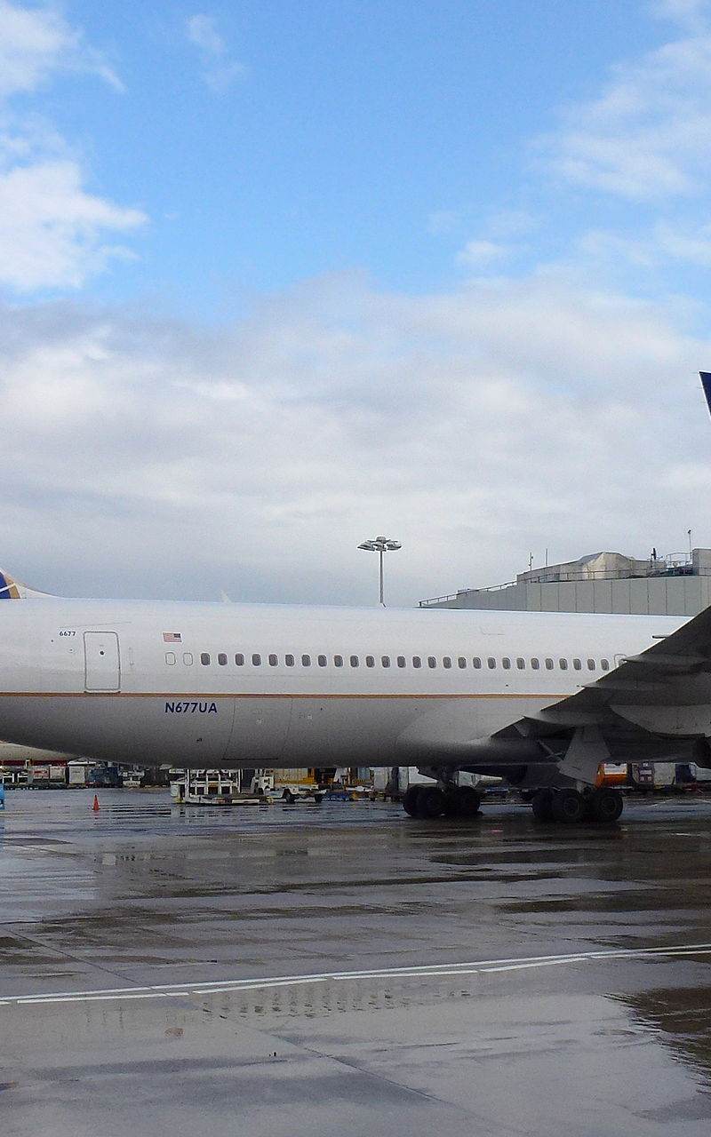 N677UA - Boeing