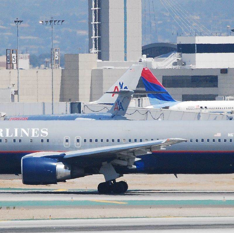 N677UA - Boeing