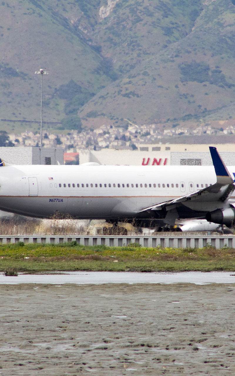 N677UA - Twin-engine aircraft