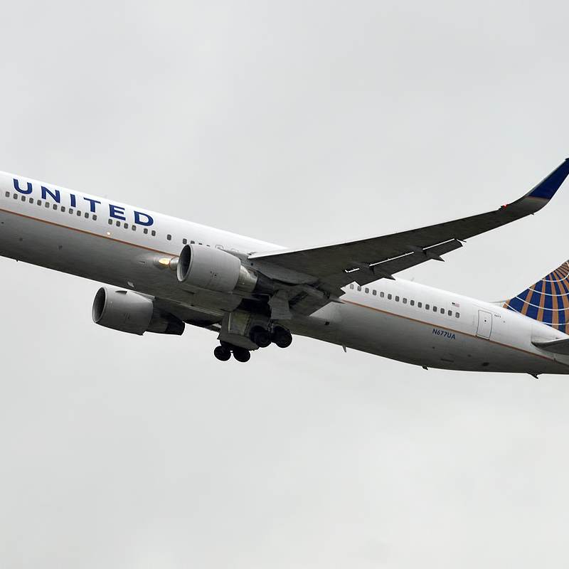 N677UA - Twin-engine aircraft