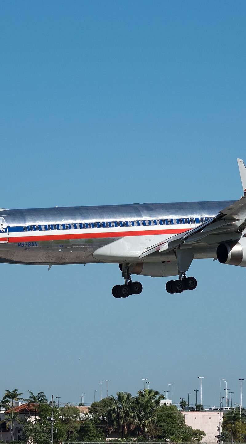 N678AN - Twin-engine aircraft