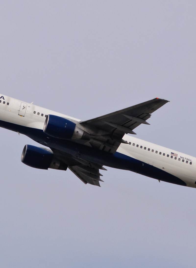 N678DL - Twin-engine aircraft