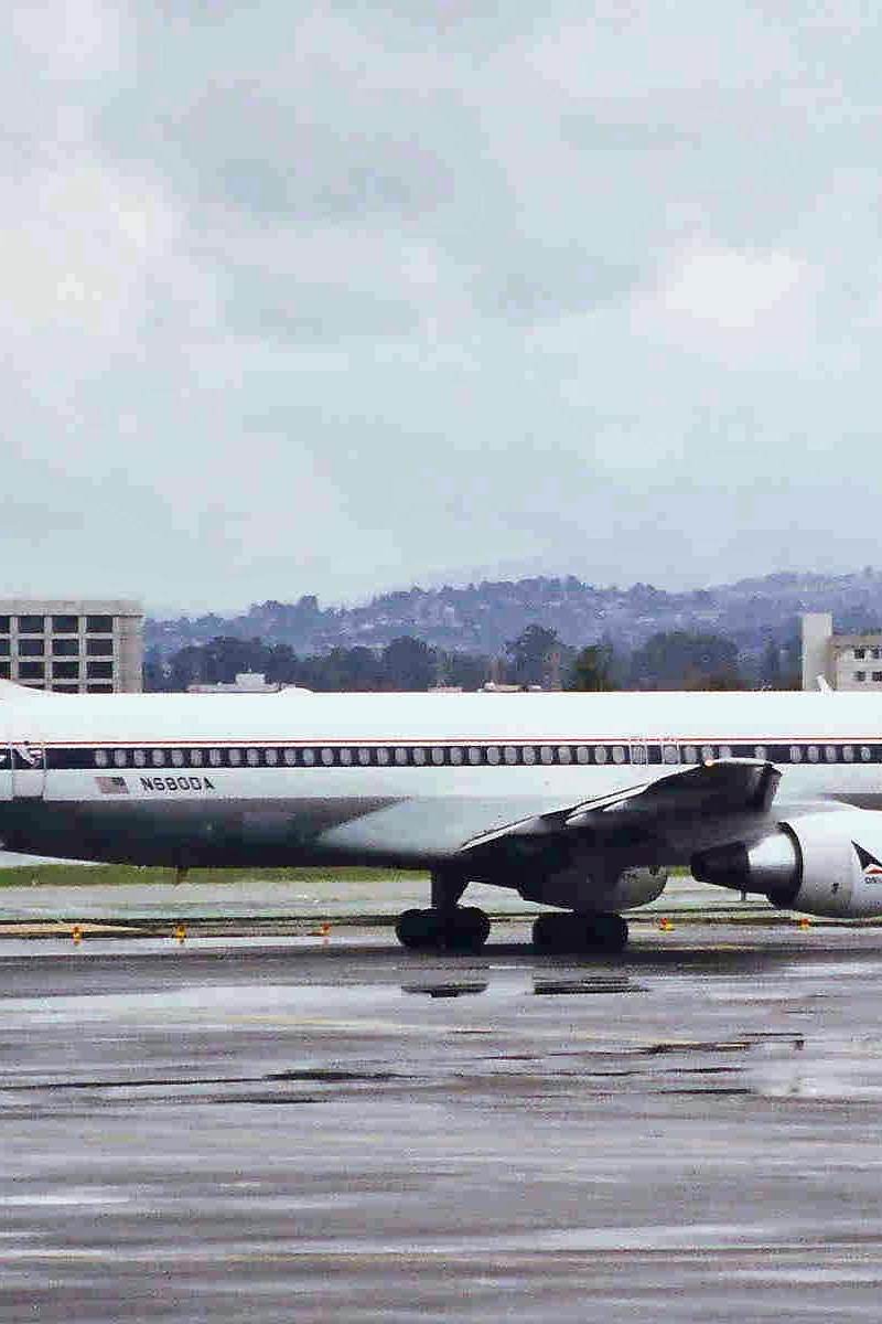 N680DA - Twin-engine aircraft