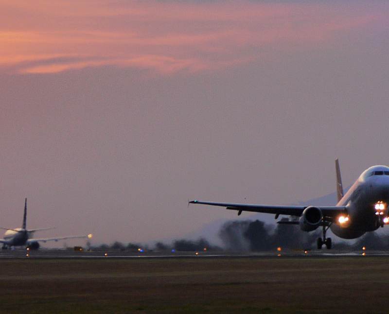 N681TA - Twin-engine aircraft