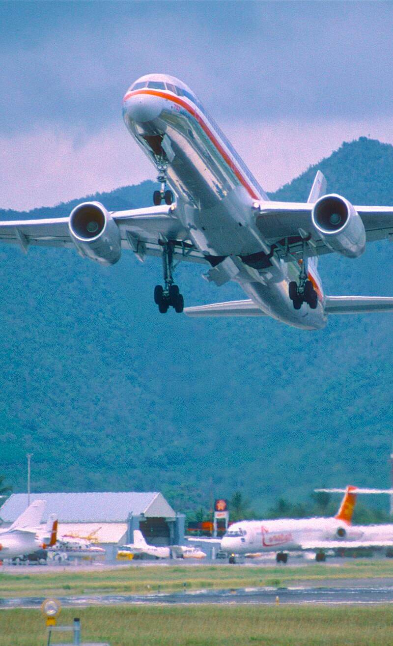 N682AA - Twin-engine aircraft