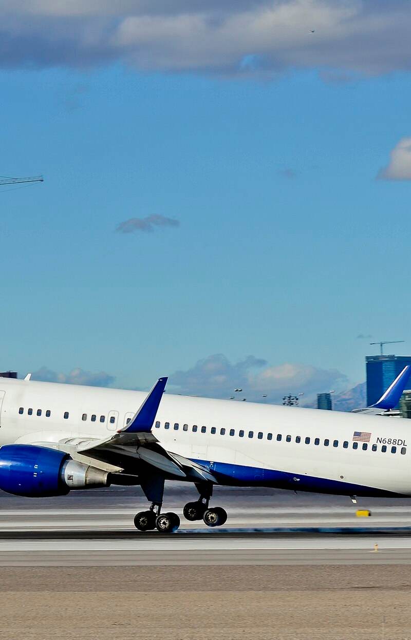N688DL - Twin-engine aircraft